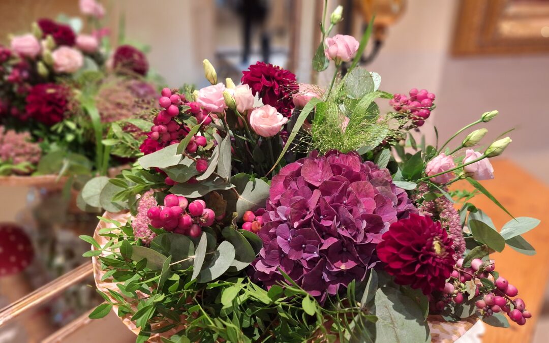 Nahaufnahme eines Blumenstraußes mit rosa und lila Blumen