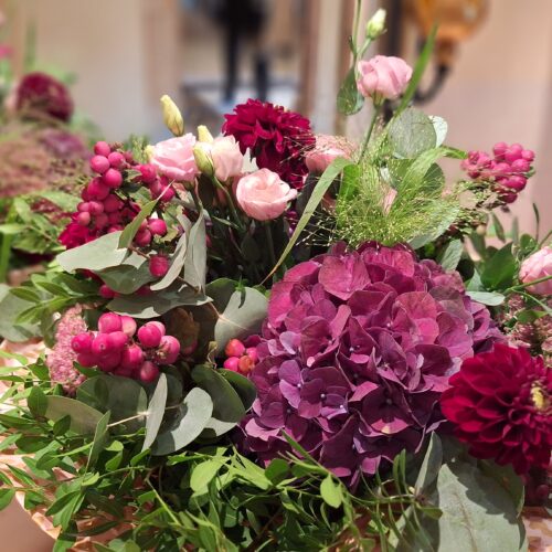 Nahaufnahme eines Blumenstraußes mit rosa und lila Blumen
