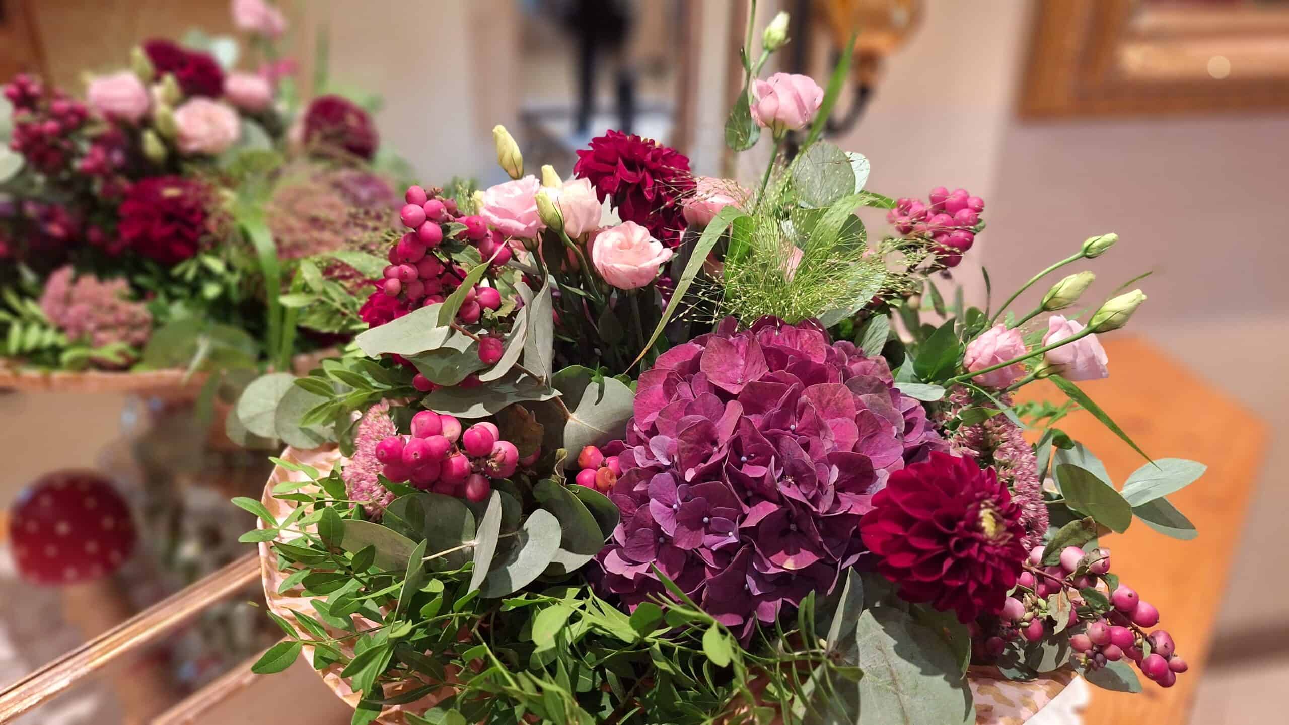 Nahaufnahme eines Blumenstraußes mit rosa und lila Blumen
