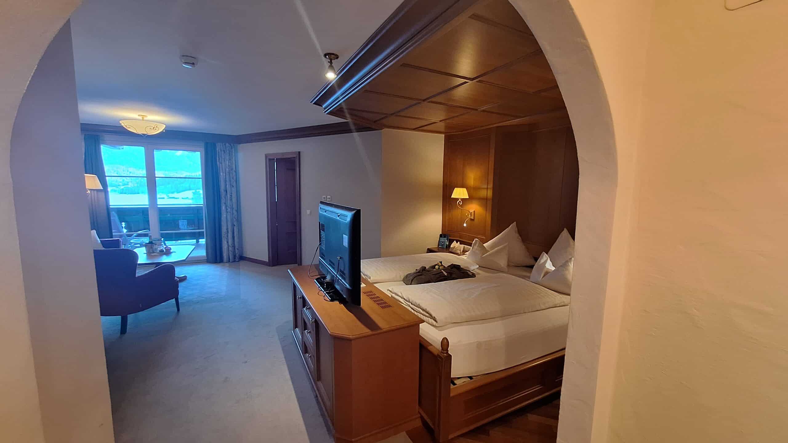 20260111_145805 Hotelzimmer mit Blick auf Wald durch Balkontüre