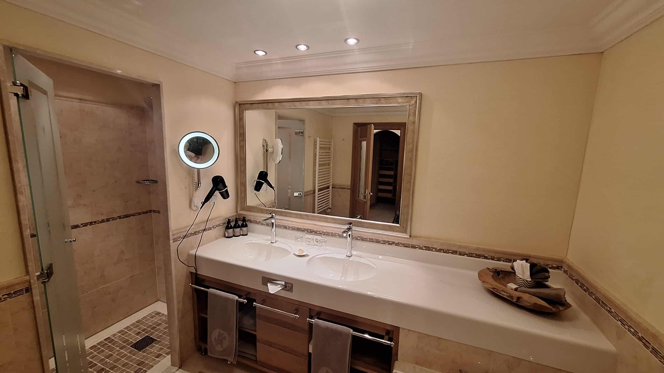 20260111_145834 Badezimmer im Hotel mit zwei Waschbecken