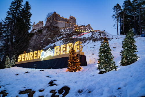 Beleuchtete Bäume, Burg und Schriftzug