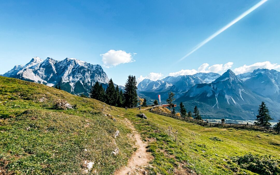 Wanderweg vor Bergkulisse