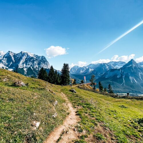 Wanderweg vor Bergkulisse