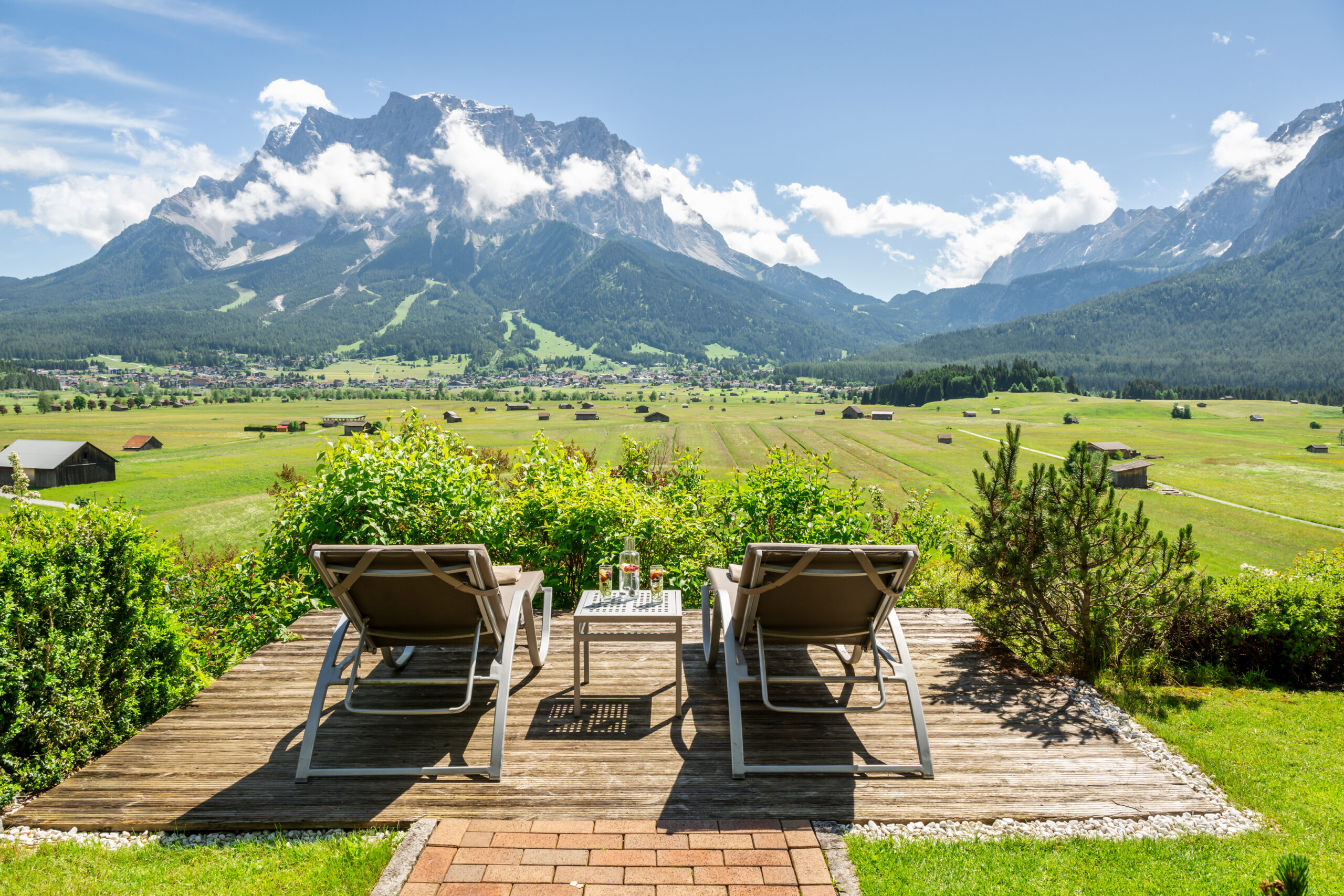 Liegen mitten in der Natur mit Blick auf Berge