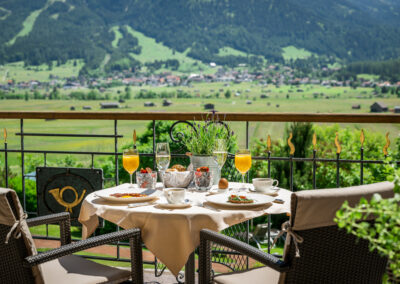 Sektfrühstück mit Orangensaft auf Terrasse