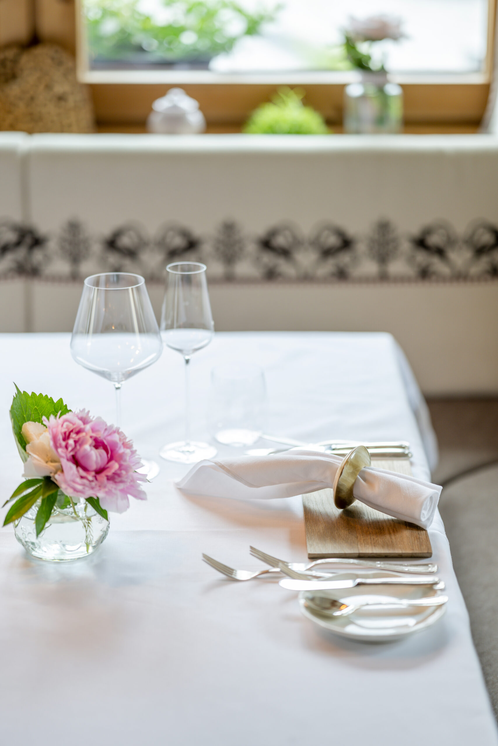 festlich gedeckter Tisch mit blumendeko