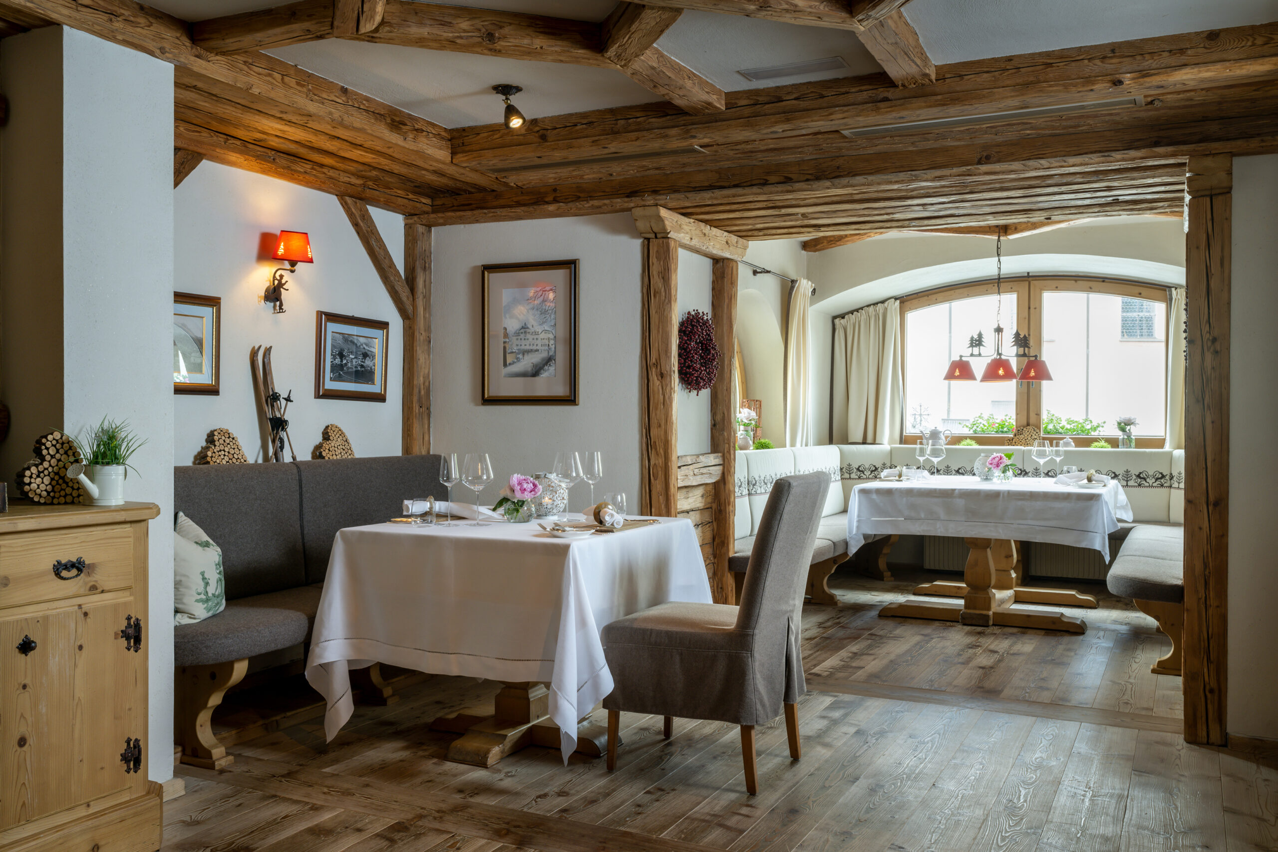 Restaurant mit gedeckten Tischen