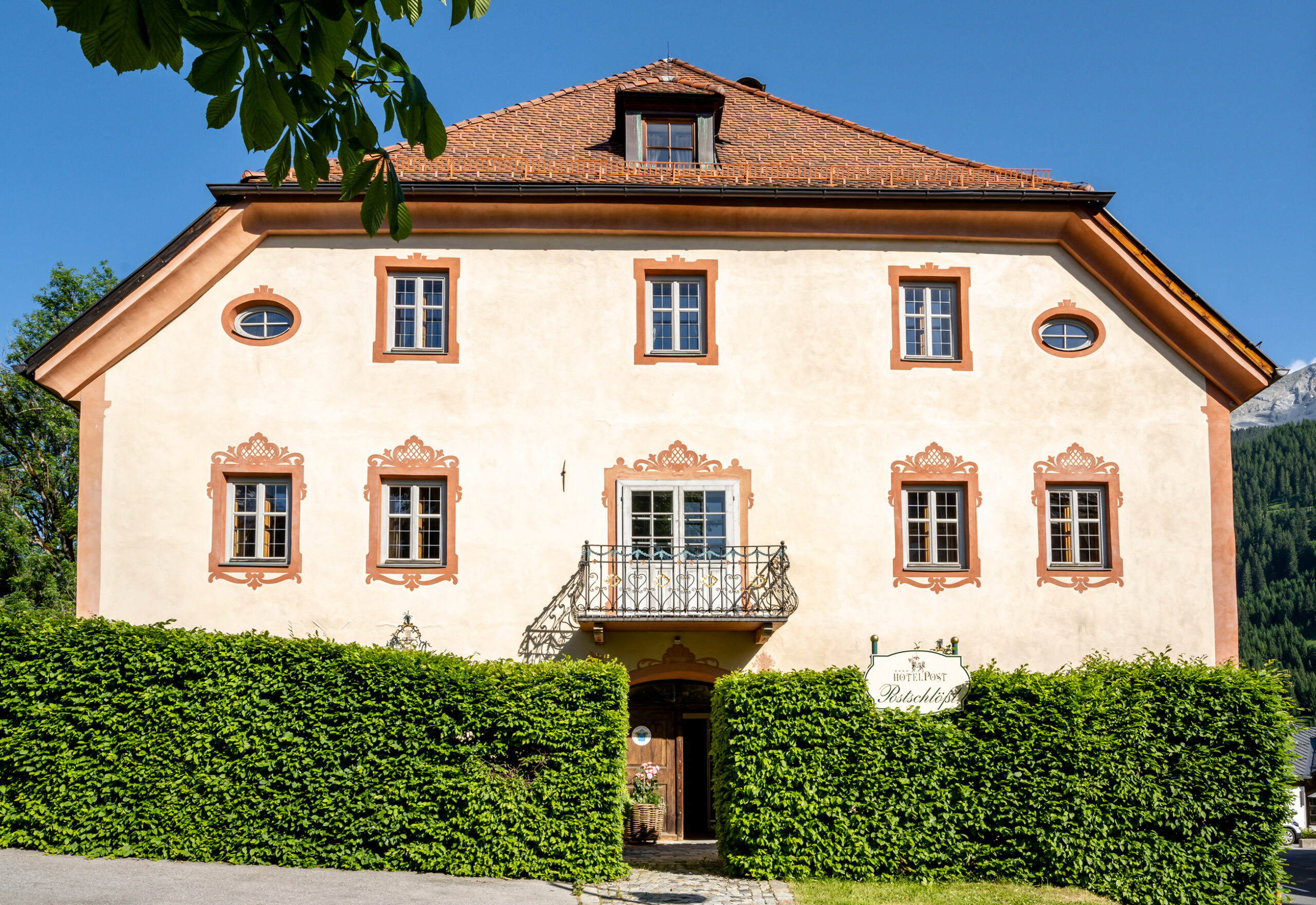 historisches Haus mit Hecke davor