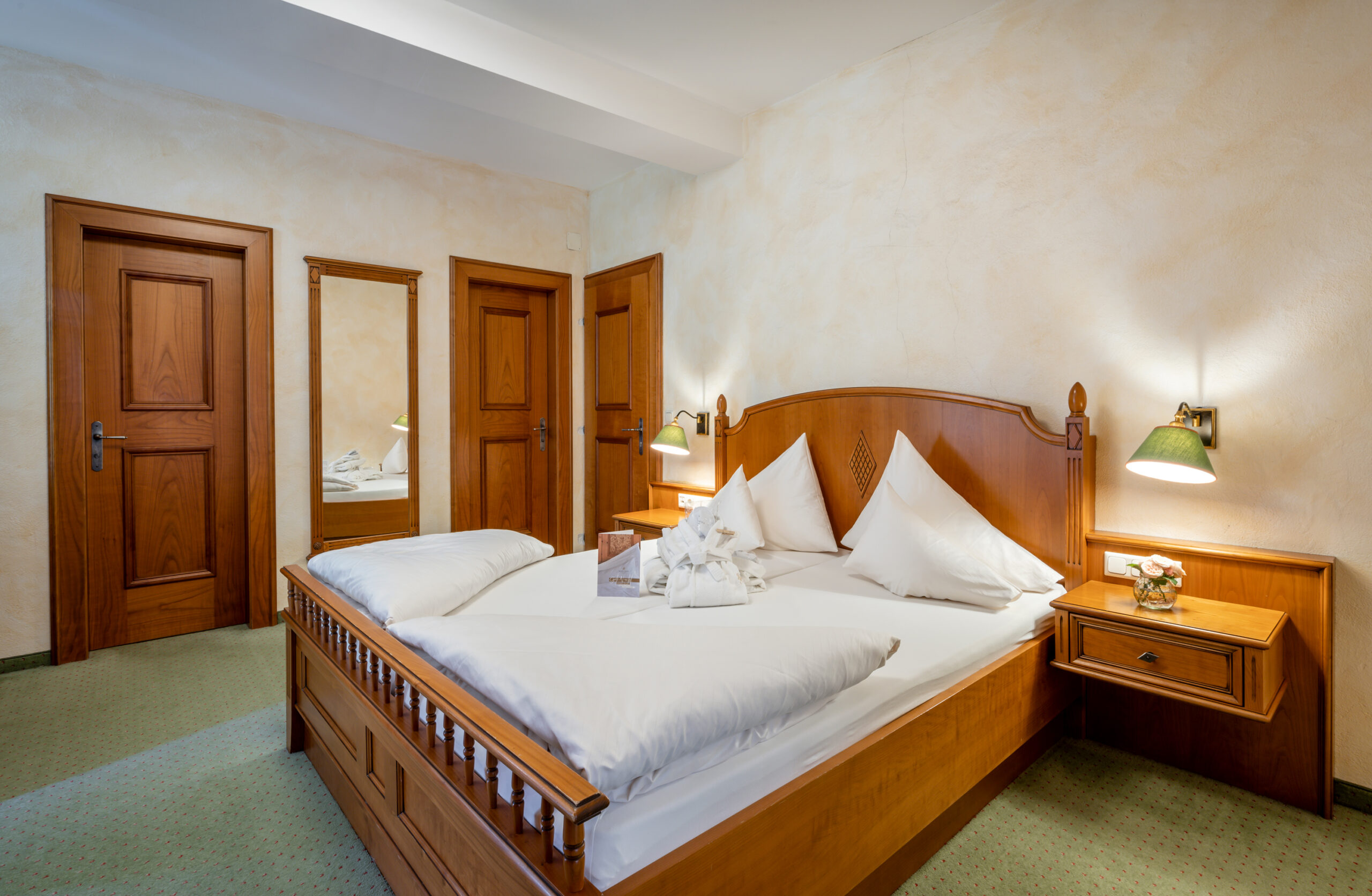 Doppelbett aus Holz