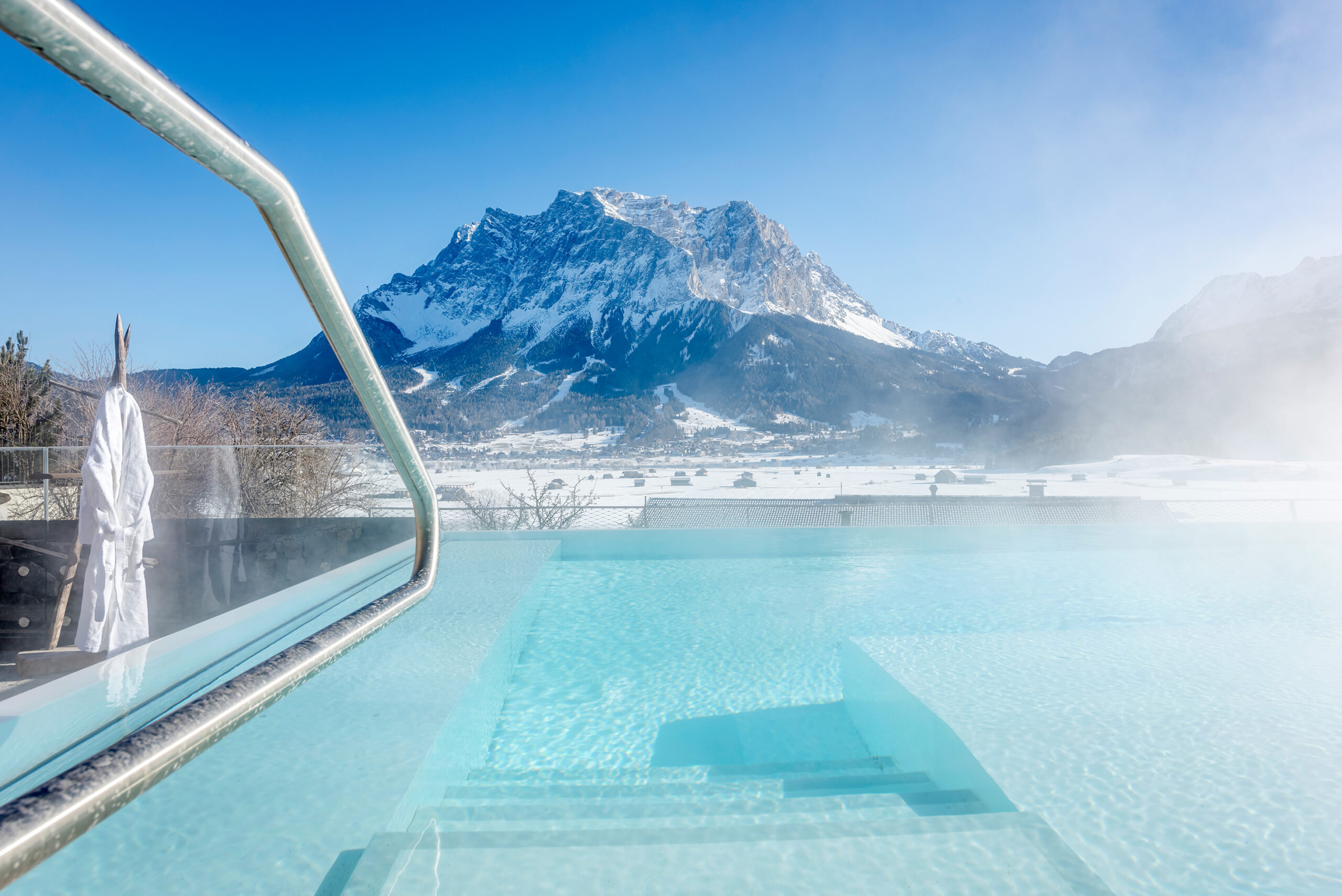 Treppe in den Solepool im Winter - Hotel Post 4*S