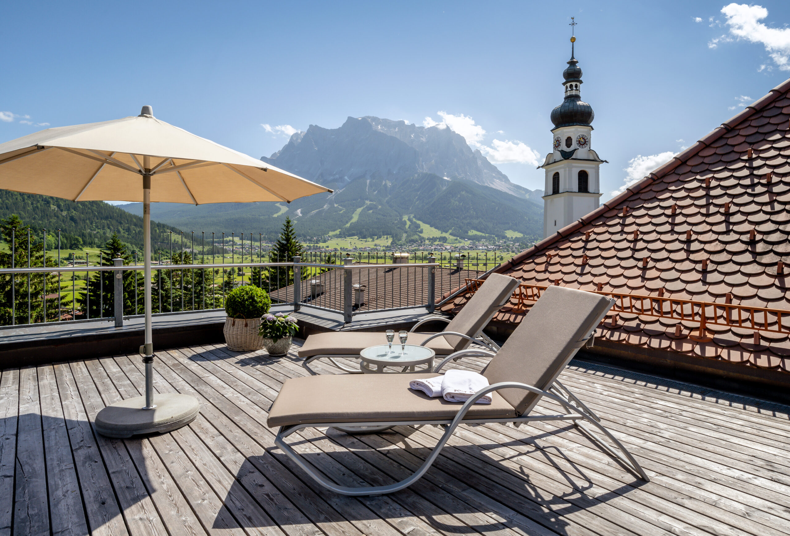 Liegen und Sonnenschirm auf Terrasse im Postschlössl