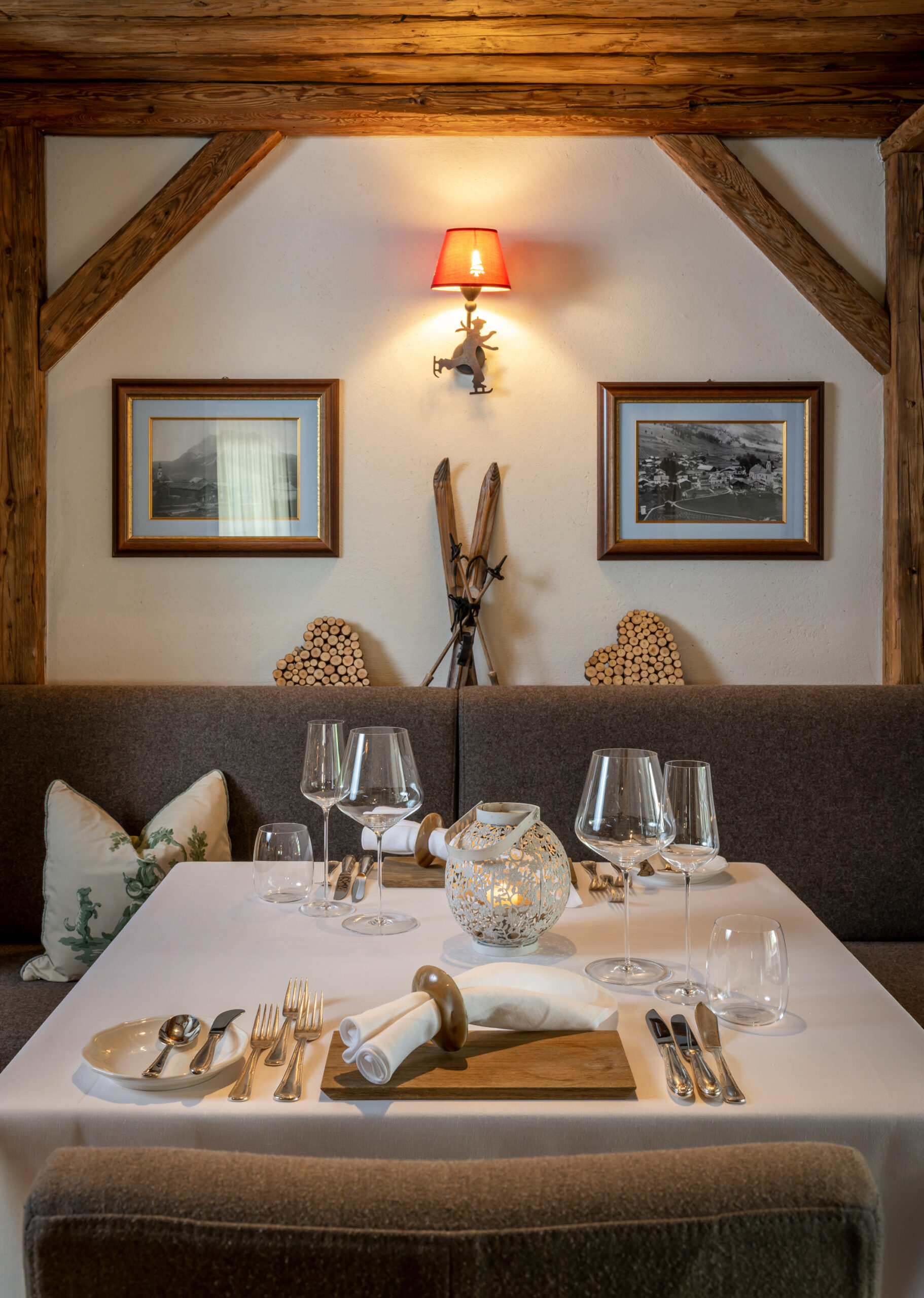 Gedeckter tisch mit Holzdekoration im Hintergrund