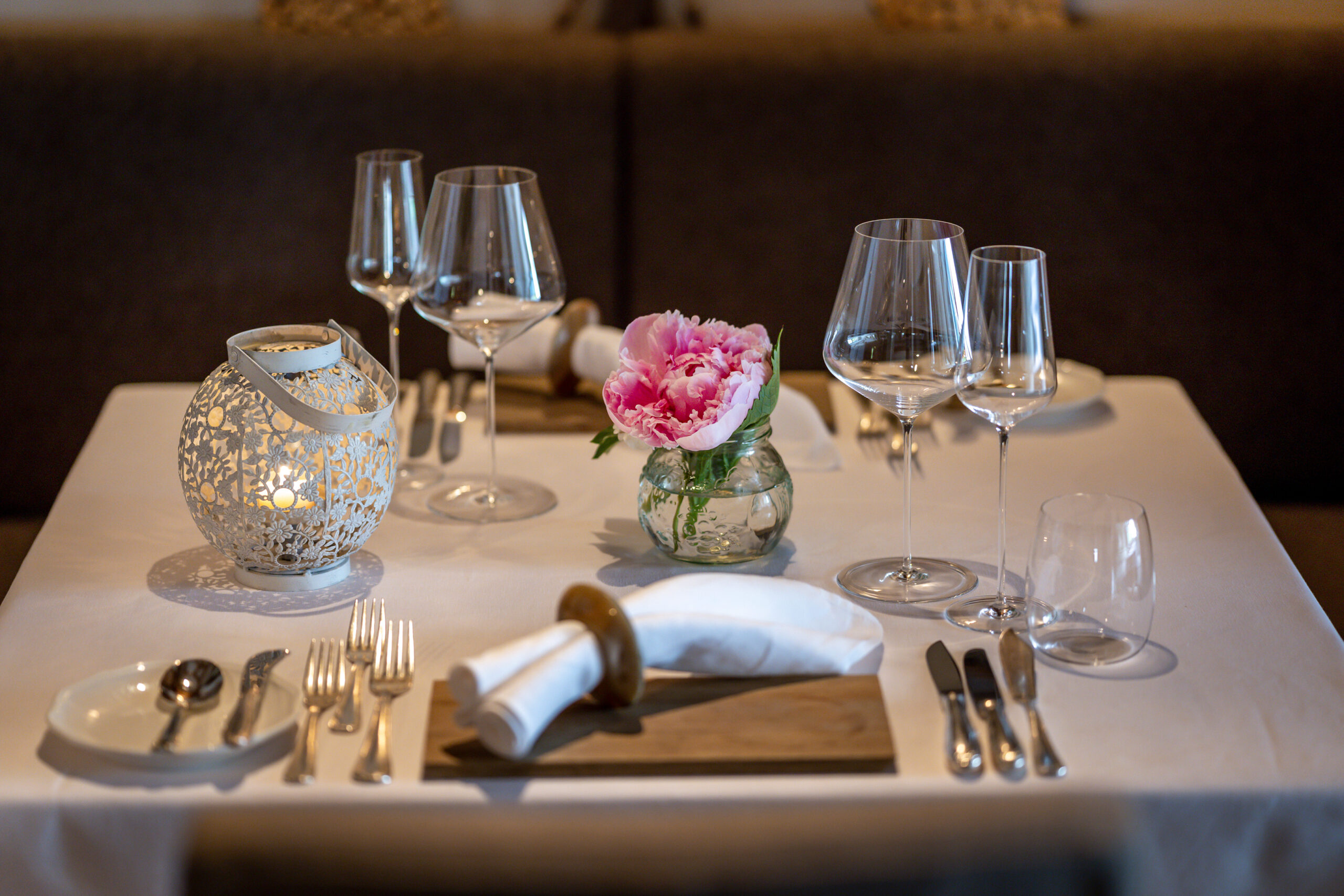Gedeckter Tisch in Gourmetstube mit Weingläsern - Hotel Post 4*S