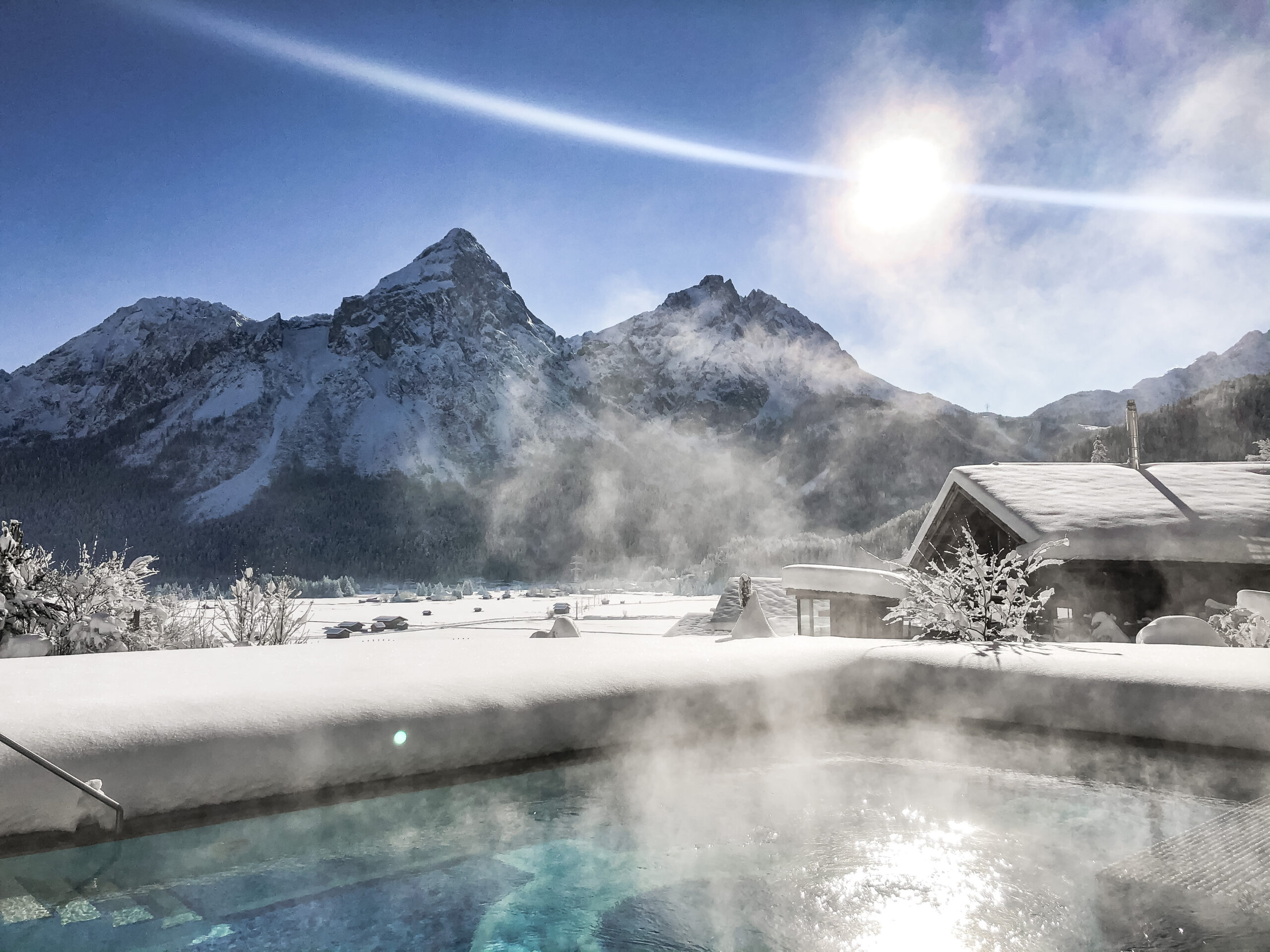 Pool bei Winter im Sonnenschein - Hotel Post 4*S