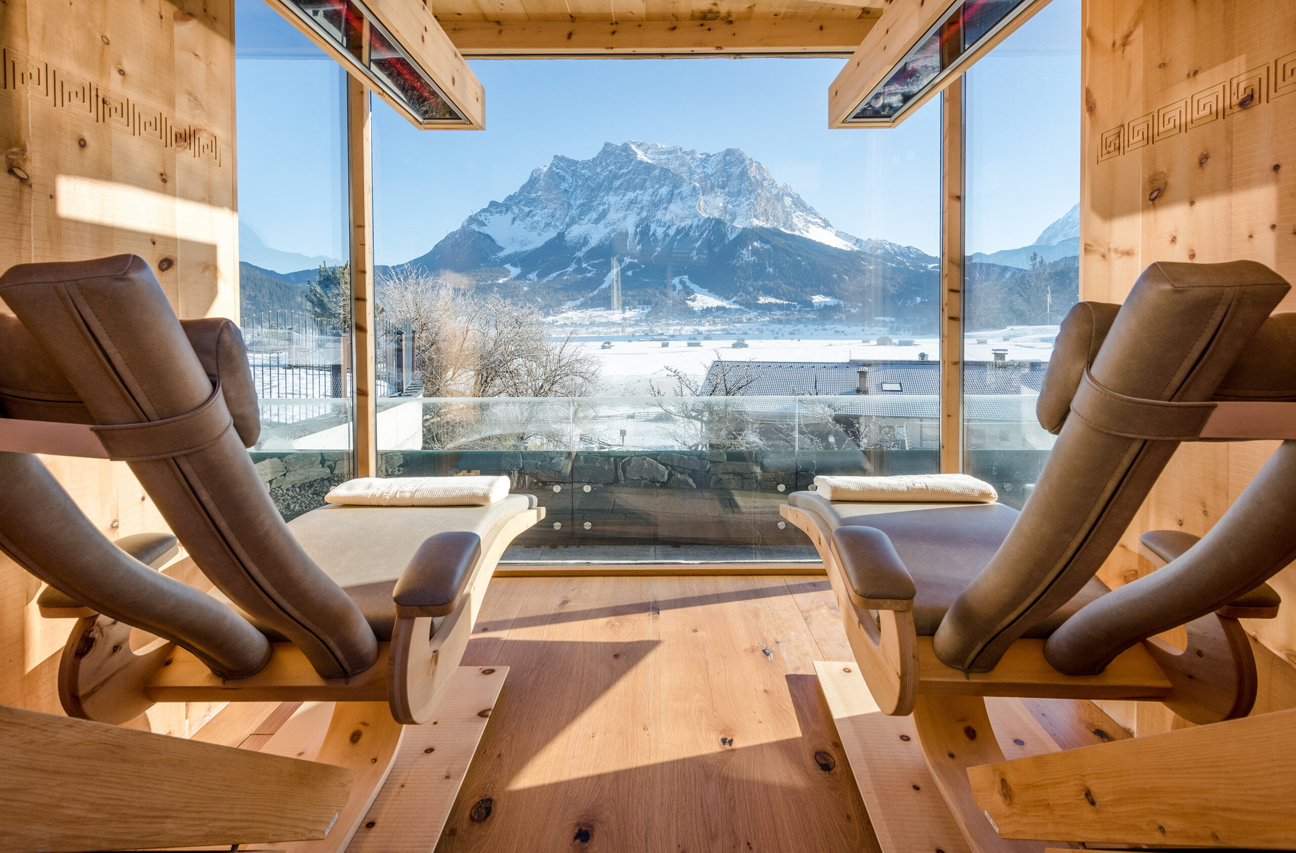 Liegen im Sonnenscheint mit blick auf Berge
