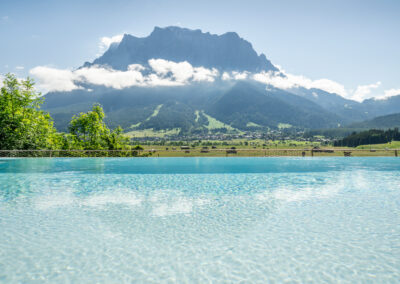 Außenpool mit Bergblick