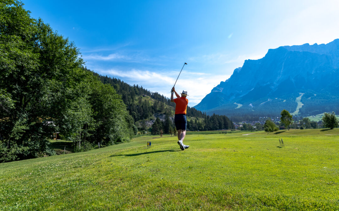 Golfspieler auf grünem Rasen - Hotel Post 4*S