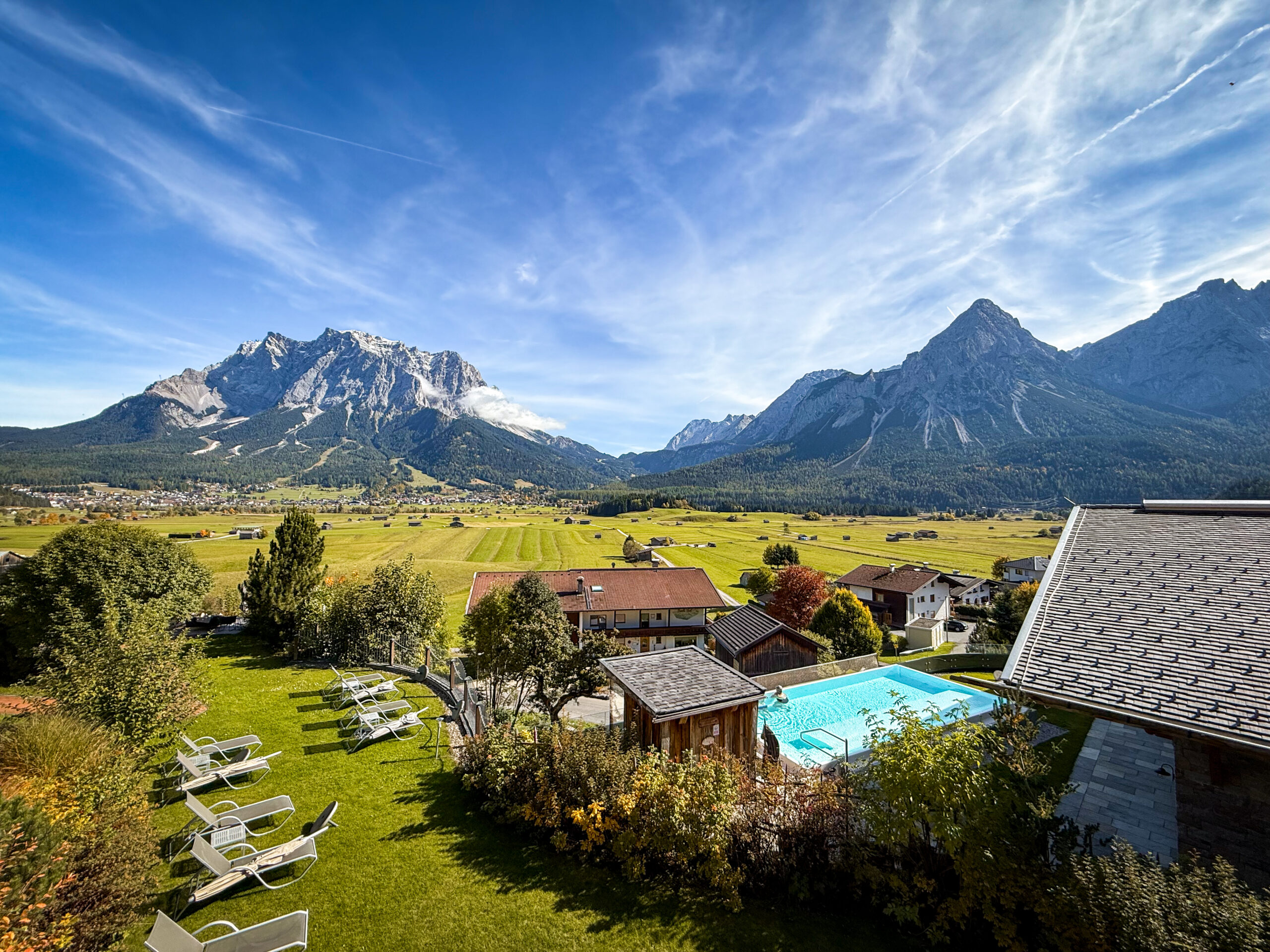 Liegen in Wiese, Pool und Berge im Hintergrund