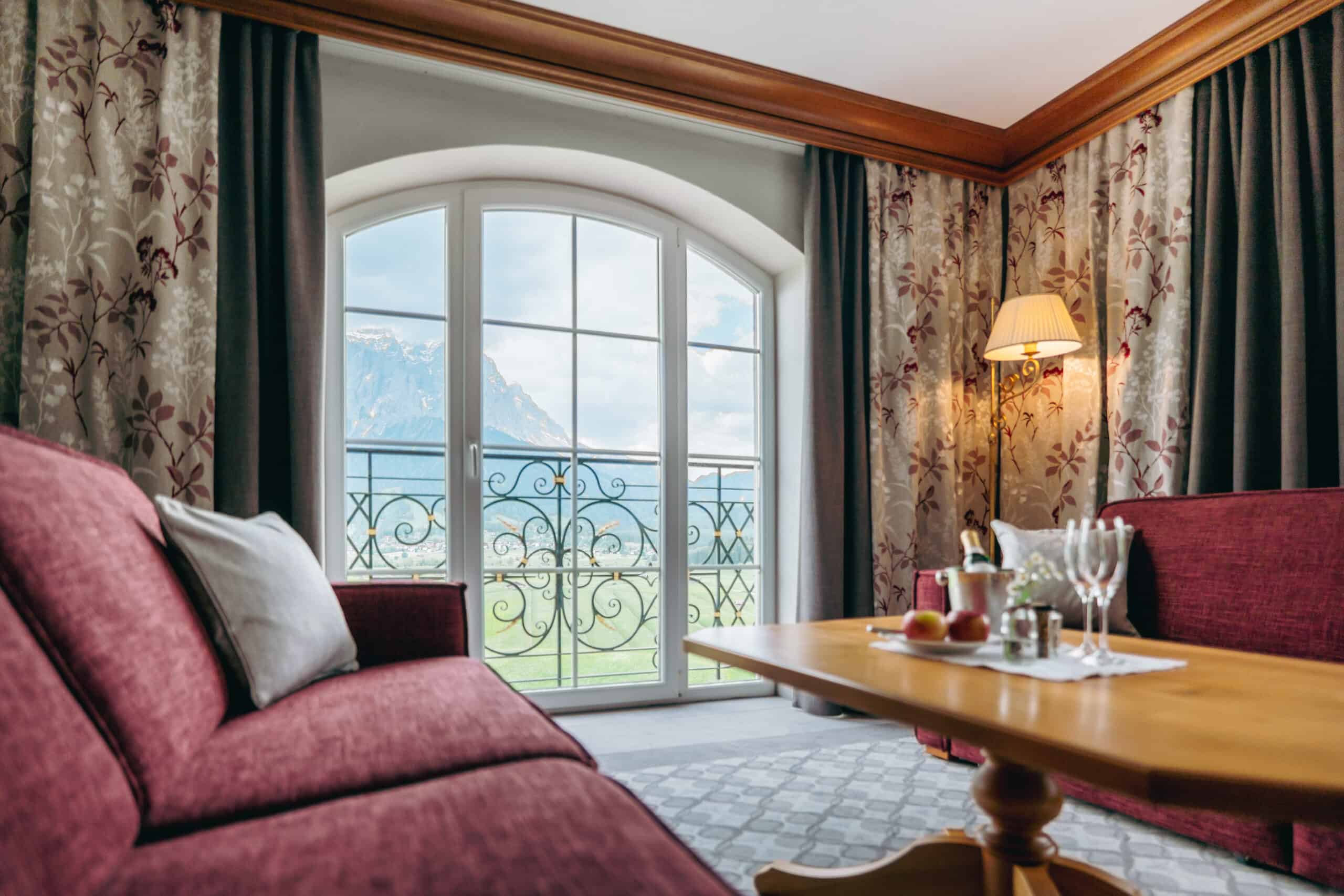 Hotel Post – Suite D Hotelsuite mit großem Fenster - Hotel Post 4*S