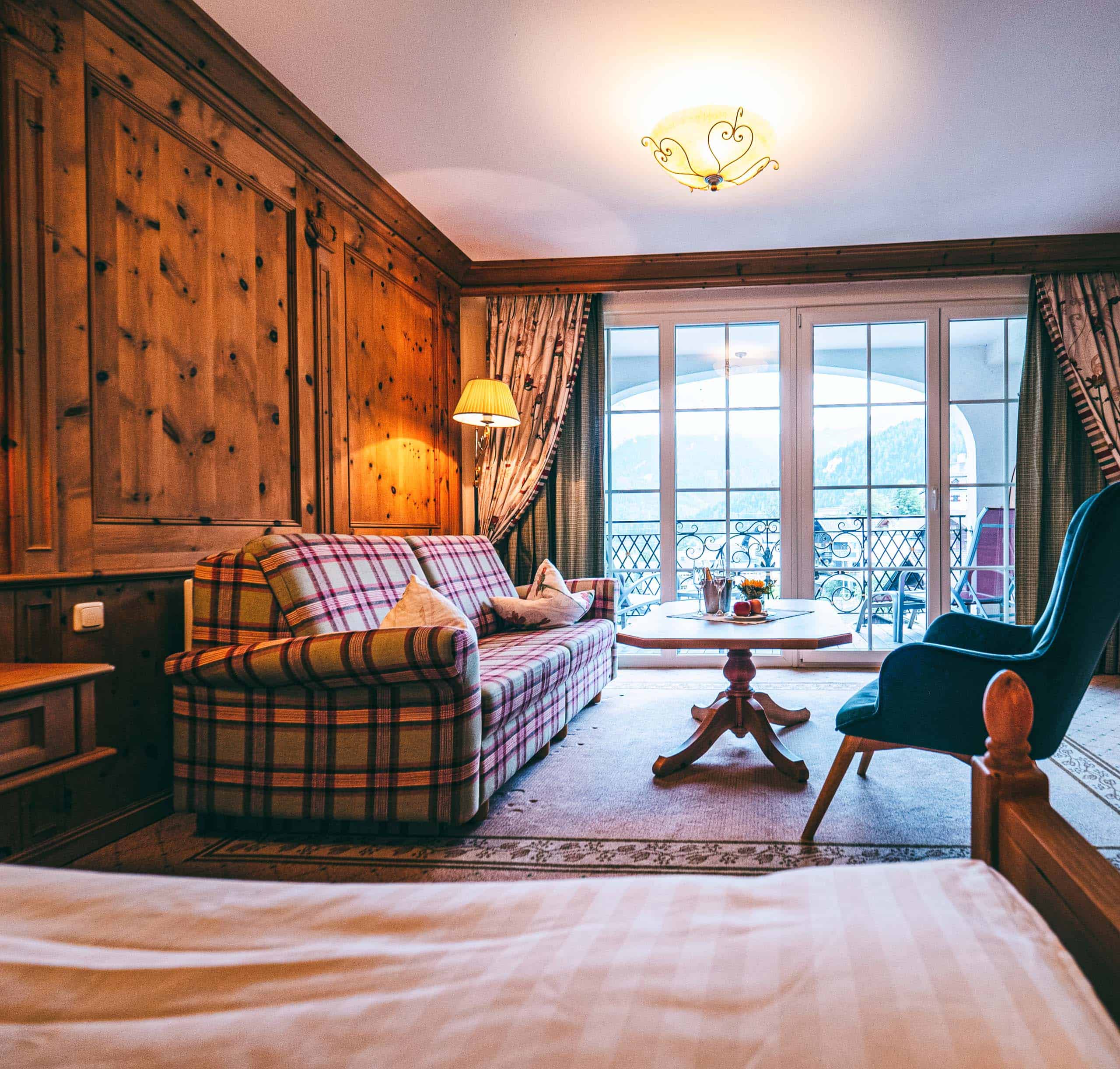 JuniorSuiteBGrubig4 Kariertes Sofa vor großer Fensterfront