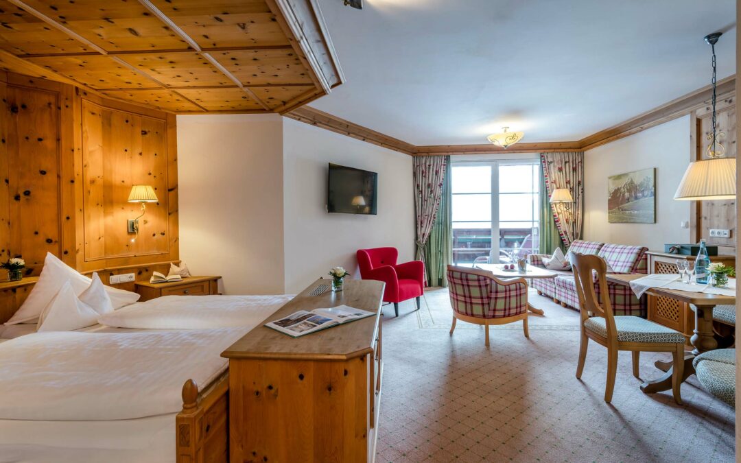 Zimmer mit Bett, Tisch und Sofa