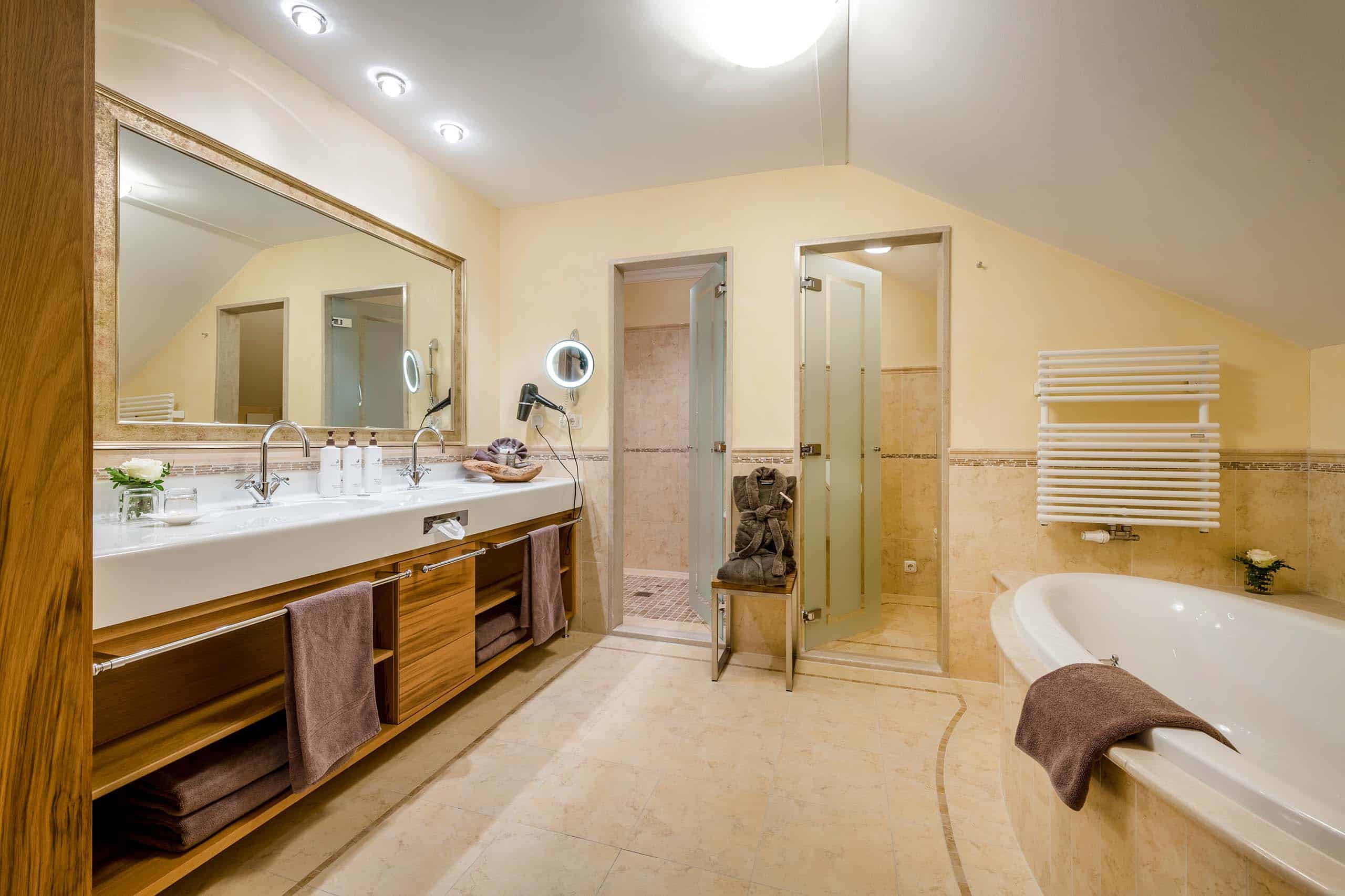 PenthousePost2 Badezimmer mit Badewanne und Doppelwaschbecken