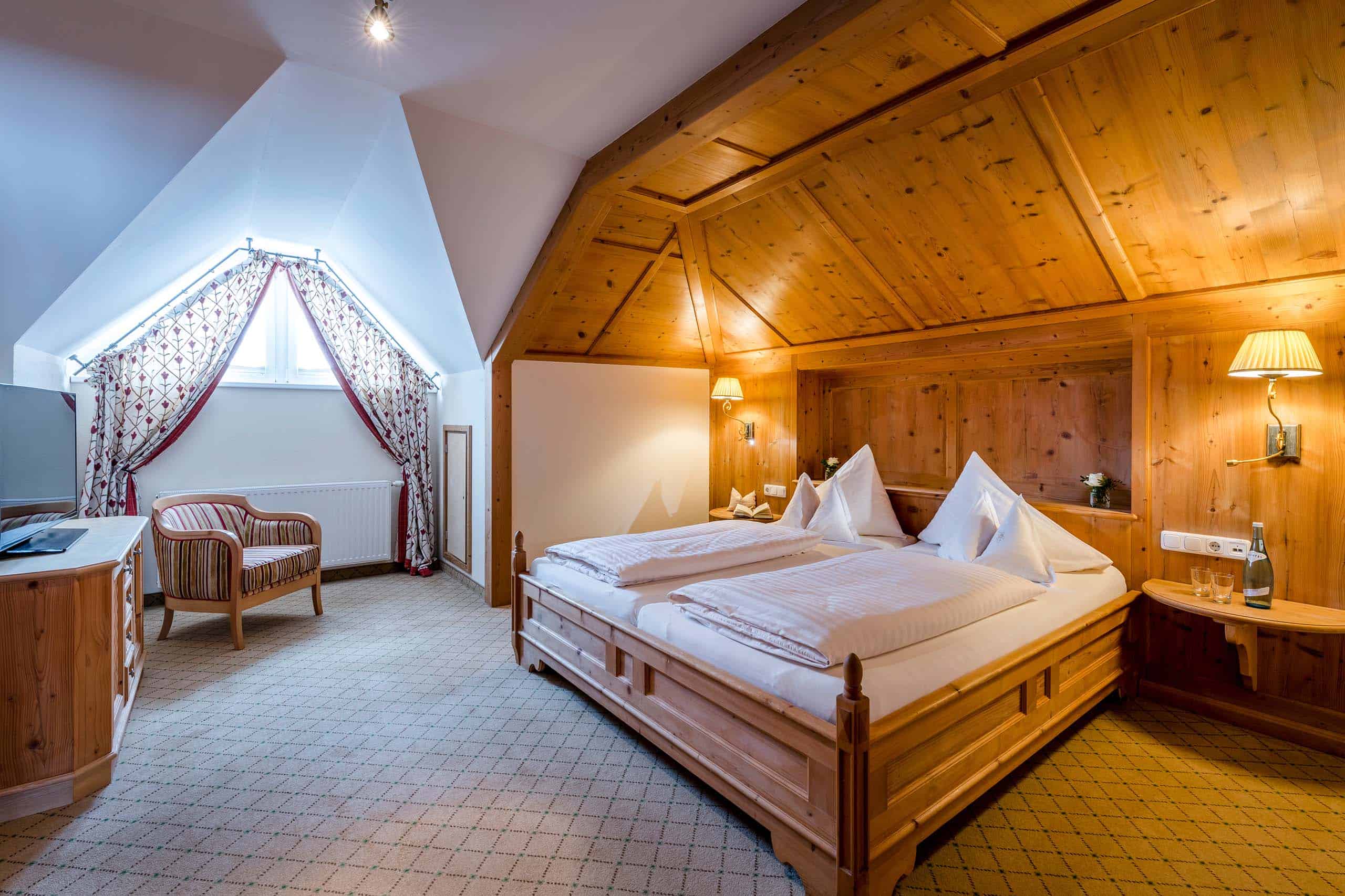PenthousePost3 Doppelbett unter Holzdecke