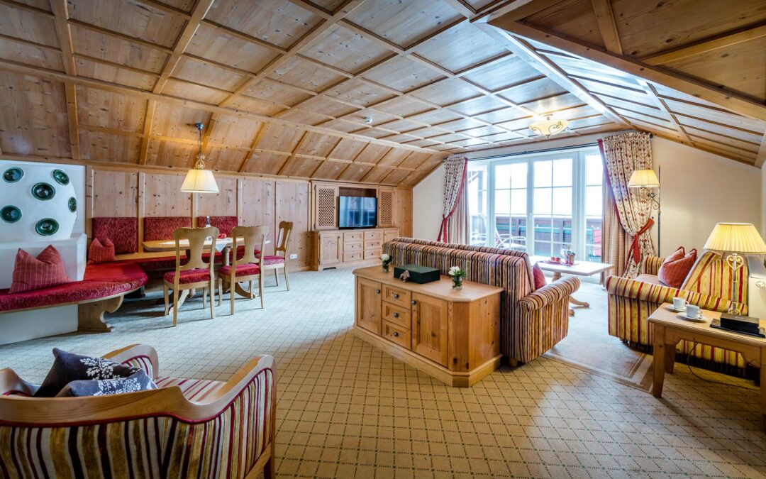 Penthouse mit mehreren Sitzgelegenheiten, Kachelofen und Balkon