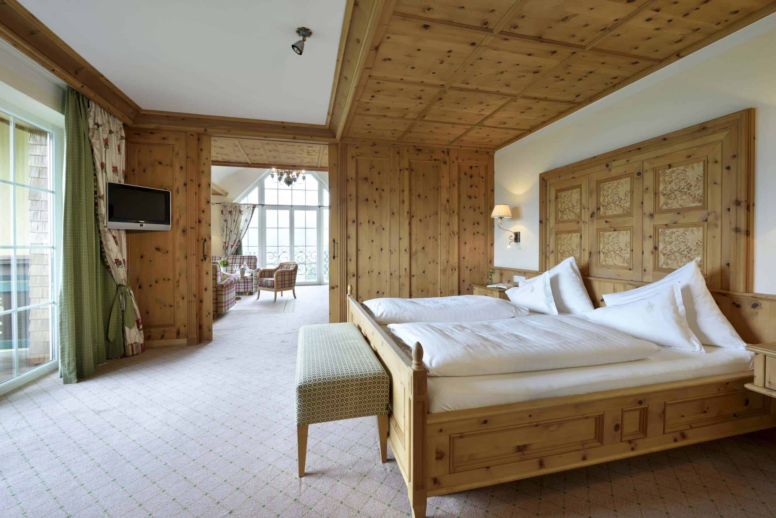 SeniorSuiteTypeD1 Zimmer mit viel Holzelementen, Doppelbett und TV