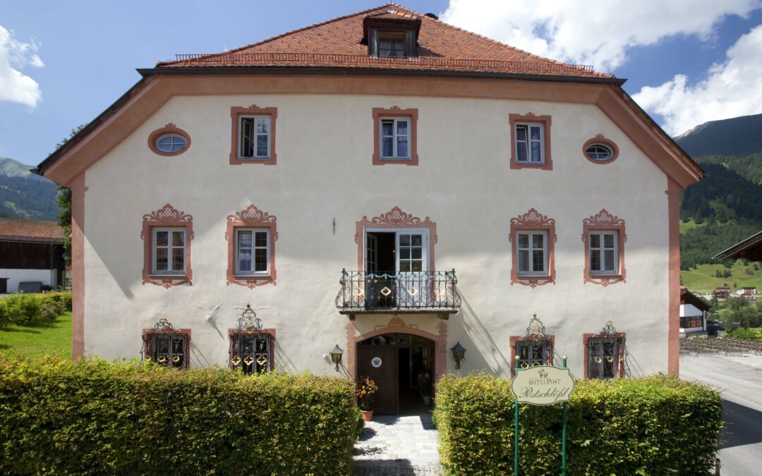 Außenansicht im Sommer vom Postschlössl in Lermoos