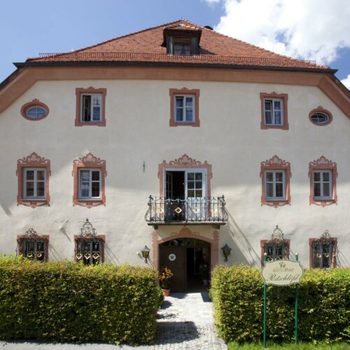 Außenansicht im Sommer vom Postschlössl in Lermoos