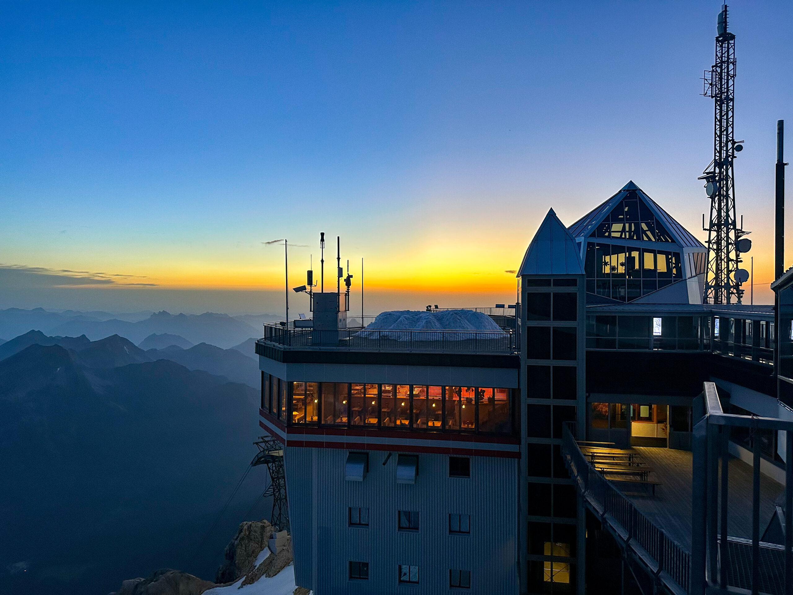 Bergstation Zugspitze im Dämmerungslicht