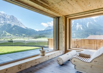 Sauna mit Blick auf die Zugspitze im Hotel Post Lermoos