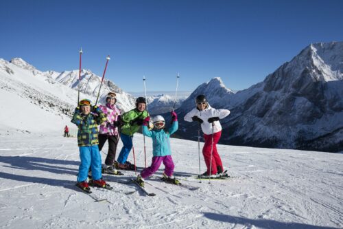 Familie beim Skifahren