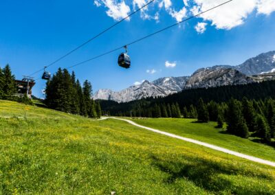 zwei Gondeln über Wanderweg