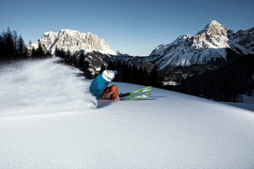 Schifahrer im Tiefschnee