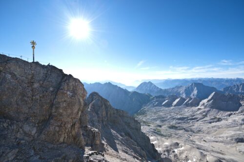 Berge mit Gipfelkreuz