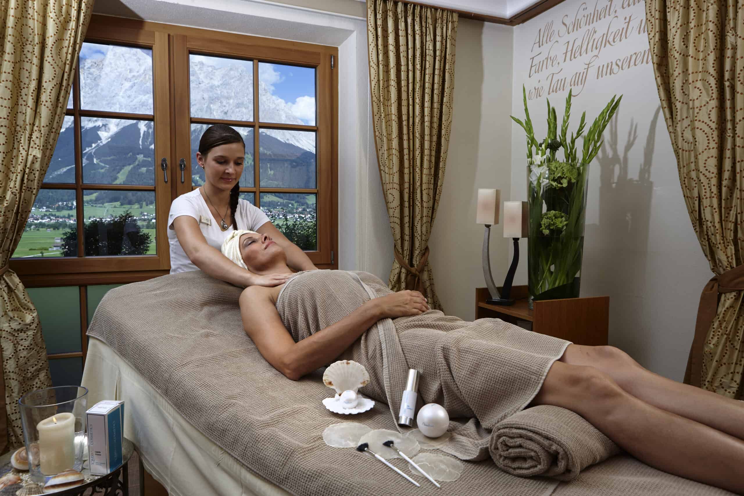 Dame liegt auf Liege erhält Massage