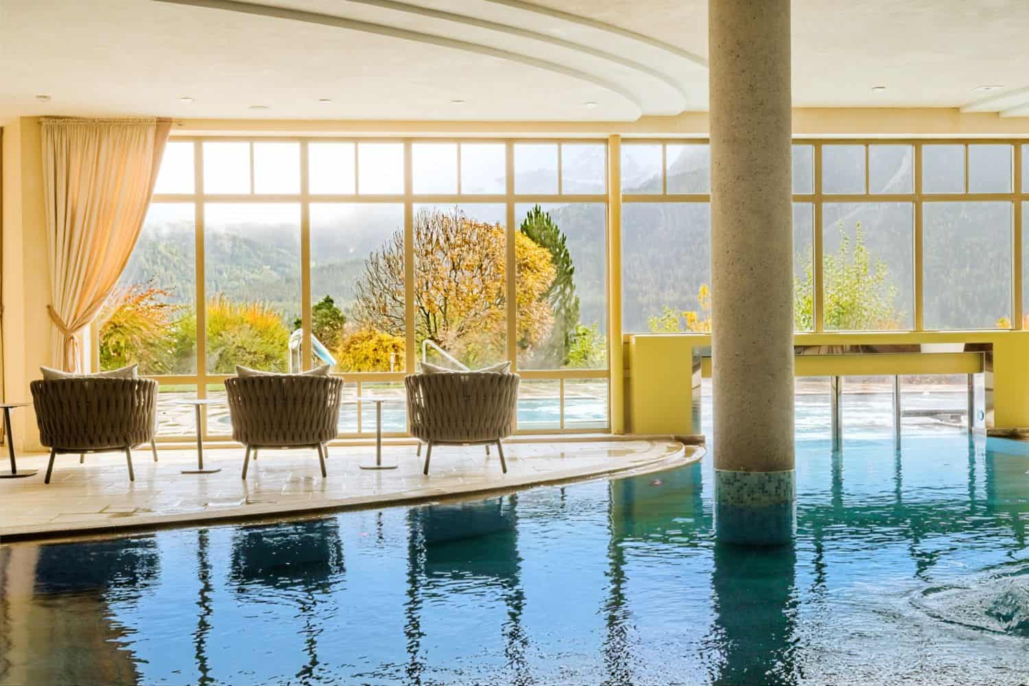 Pool innen und außen mit Sitzgelegenheiten