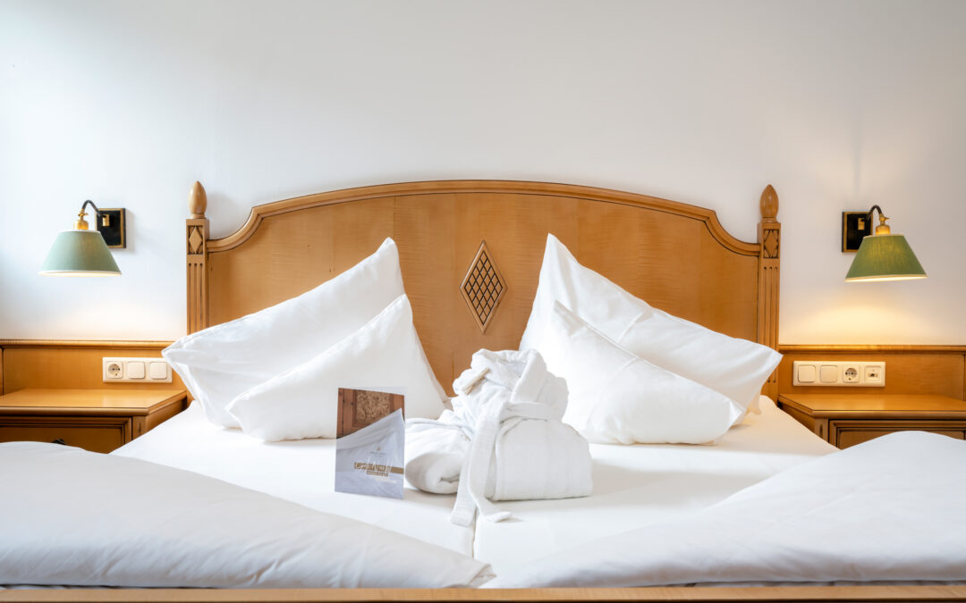 Doppelbett mit Bademantel