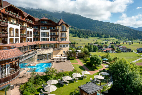 Hotel Post in Lermoos mit Sonnenterrasse, Pool und Ausblick