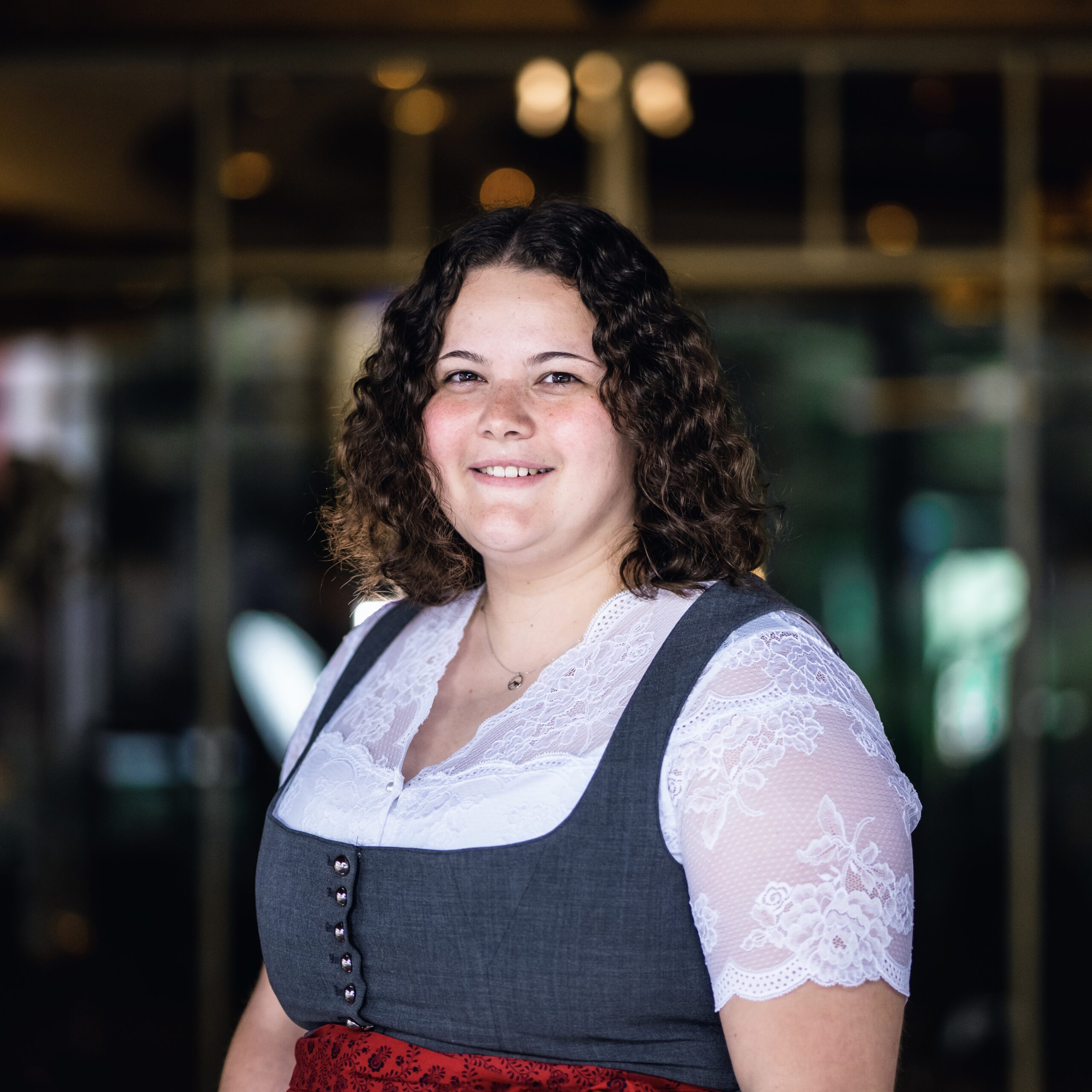 Mädchen mit grauem Dirndl
