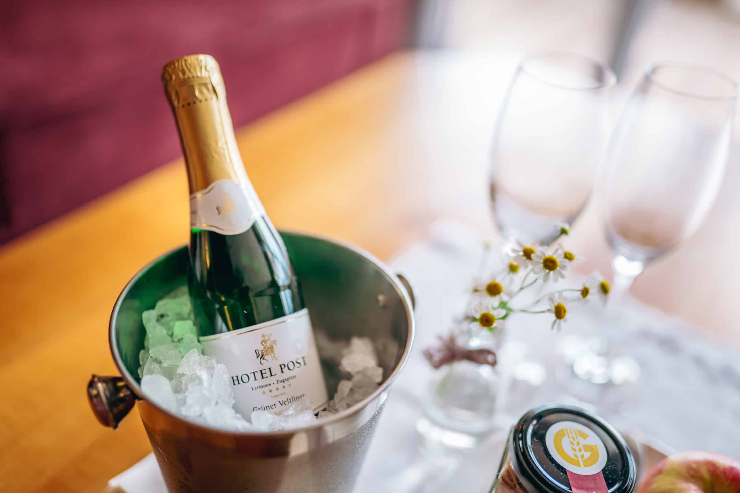 Wein im Kühler mit Gläsern - Hotel Post 4*S
